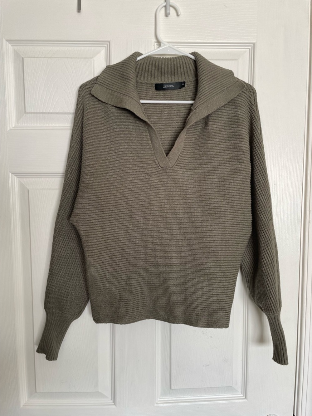 Zesica Women’s size Small Olive Ribbed V-Neck Collar Sweater